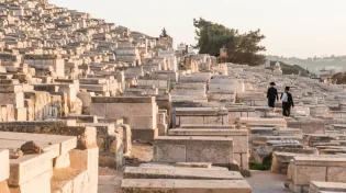 עתידין להיגאל: עלייה לקברי צדיקים מותרת בניסן?