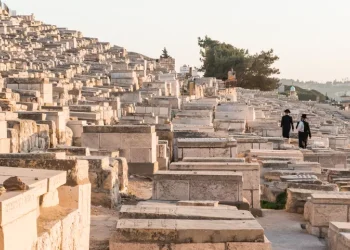 האם מותר לעלות לקבר בחודש ניסן? לעלות לקברי צדיקים חודש ניסן