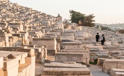 עתידין להיגאל: עלייה לקברי צדיקים מותרת בניסן?