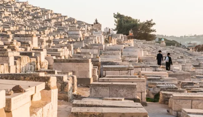 עתידין להיגאל: עלייה לקברי צדיקים מותרת בניסן?