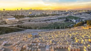 להזכיר את הנפטרים: מותר הלכתית לעשות אזכרה בחוה"מ פסח?