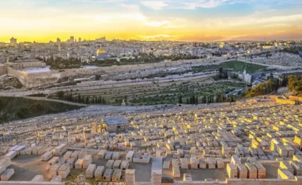 להזכיר את הנפטרים: מותר הלכתית לעשות אזכרה בחוה"מ פסח?