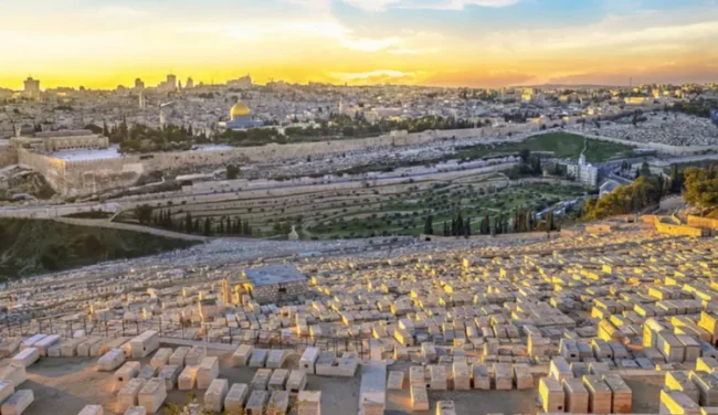 להזכיר את הנפטרים: מותר הלכתית לעשות אזכרה בחוה"מ פסח?