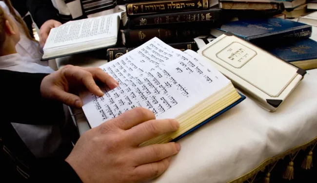 האם מותר לקרוא תהילים בחול המועד פסח?
