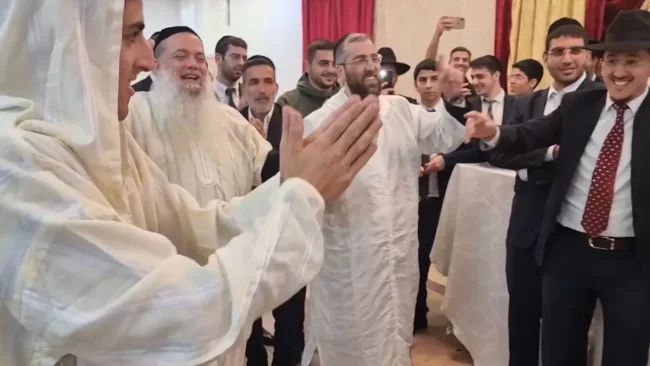 מזל טוב! הרב יגאל כהן נצפה באירוסי בתו