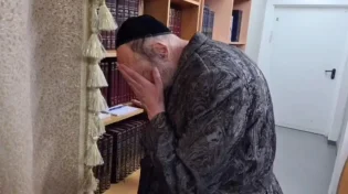 הרב דב קוק אומר קדיש בניגון "דיינו" מהגדה של פסח