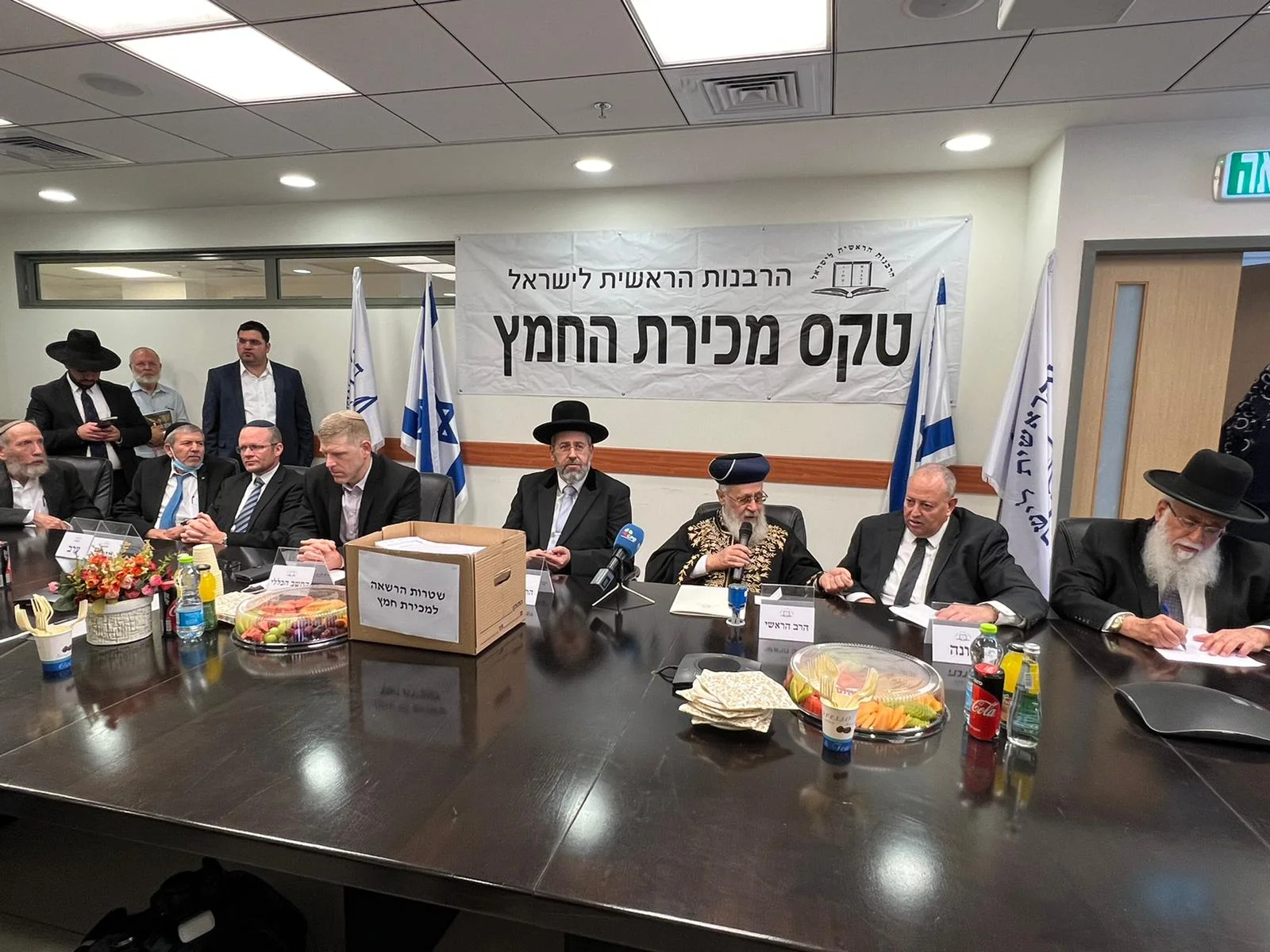 צפו: החמץ של ישראל נמכר יחד עם הרבנים הראשיים