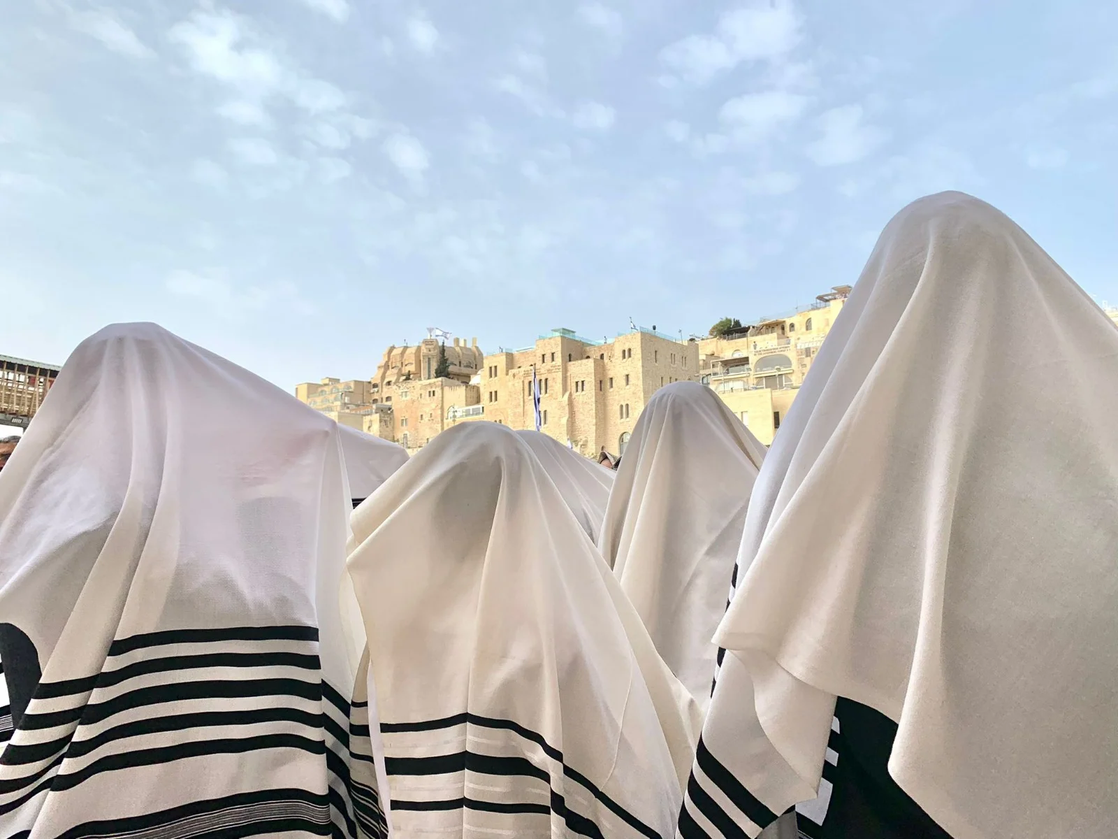 בצל גל הטרור: אלפים השתתפו במעמד ברכת כהנים ברחבת הכותל בצל גל הטרור: אלפים השתתפו במעמד ברכת כהנים ברחבת הכותל