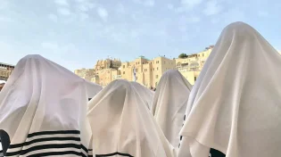 בצל גל הטרור: אלפים השתתפו במעמד ברכת כהנים ברחבת הכותל