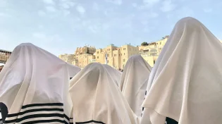בצל גל הטרור: אלפים השתתפו במעמד ברכת כהנים ברחבת הכותל
