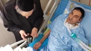 אלון פז מניח תפילין ששרדו את השואה: הסיפור שירגש כל אחד