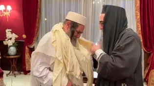 ההתרגשות במעונו של רבי פינטו: הרב ארוש הולבש בבגדים מסורתיים