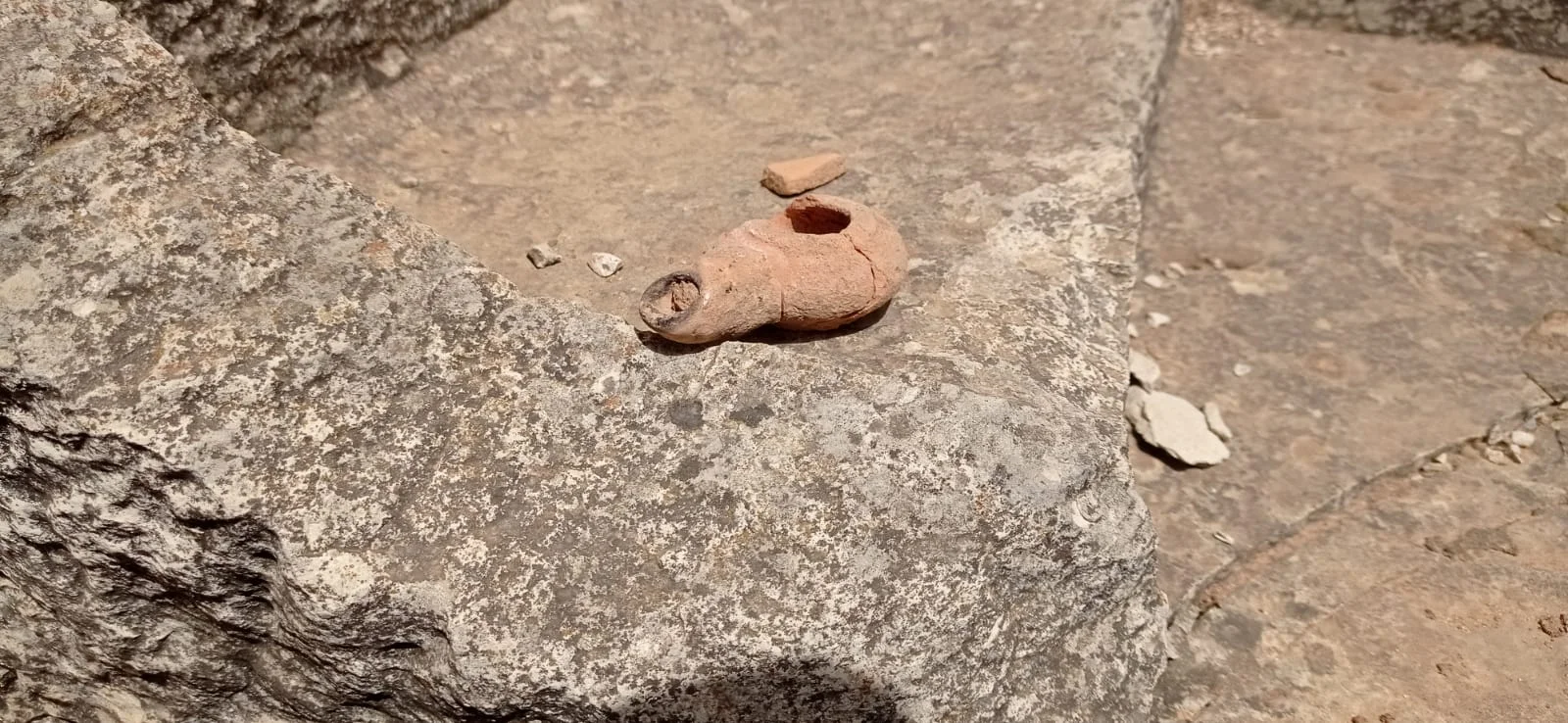 מלפני כ-2,300: נמצא נר חרס קדום שנה סמוך להר גריזים מלפני כ-2,300: נמצא נר חרס קדום שנה סמוך להר גריזים