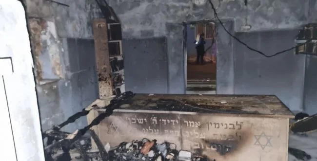 הקברים של בניה עולים באש: קבר בנימין הוצת במהלך השבת