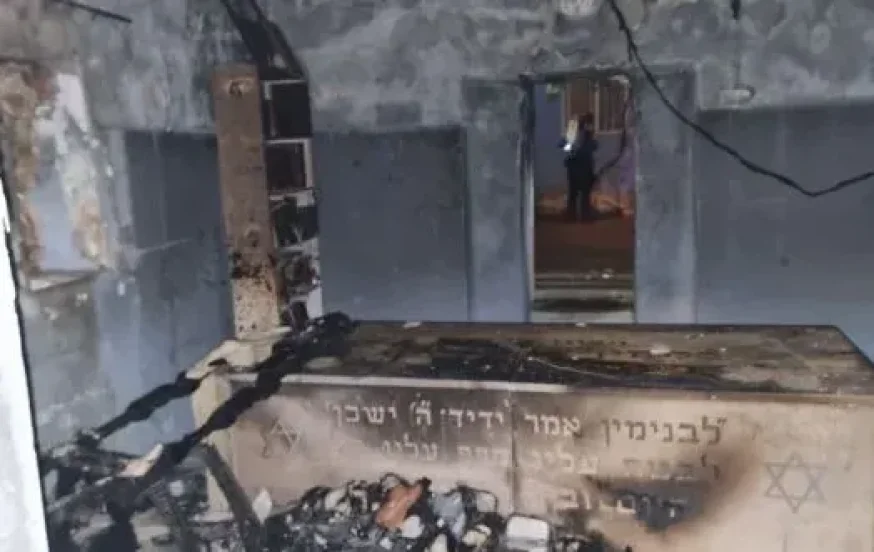 הקברים של בניה עולים באש: קבר בנימין הוצת במהלך השבת הקברים של בניה עולים באש: קבר בנימין הוצת במהלך השבת