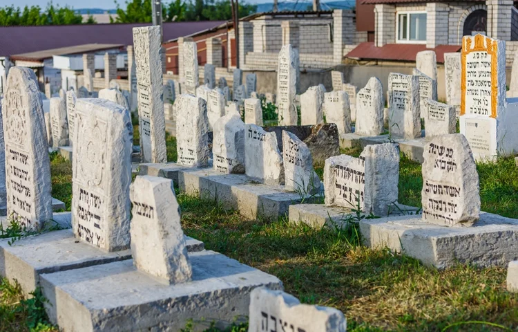 האם מותר לעלות לבית העלמין בראש חודש? לעלות לקבר בראש חודש האם מותר לעלות לבית העלמין בראש חודש? לעלות לקבר בראש חודש