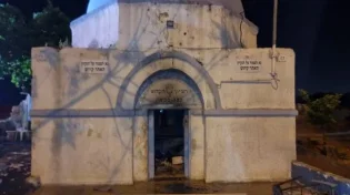 נעצר יהודי החשוד בהשחתת ושריפת קבר בנימין