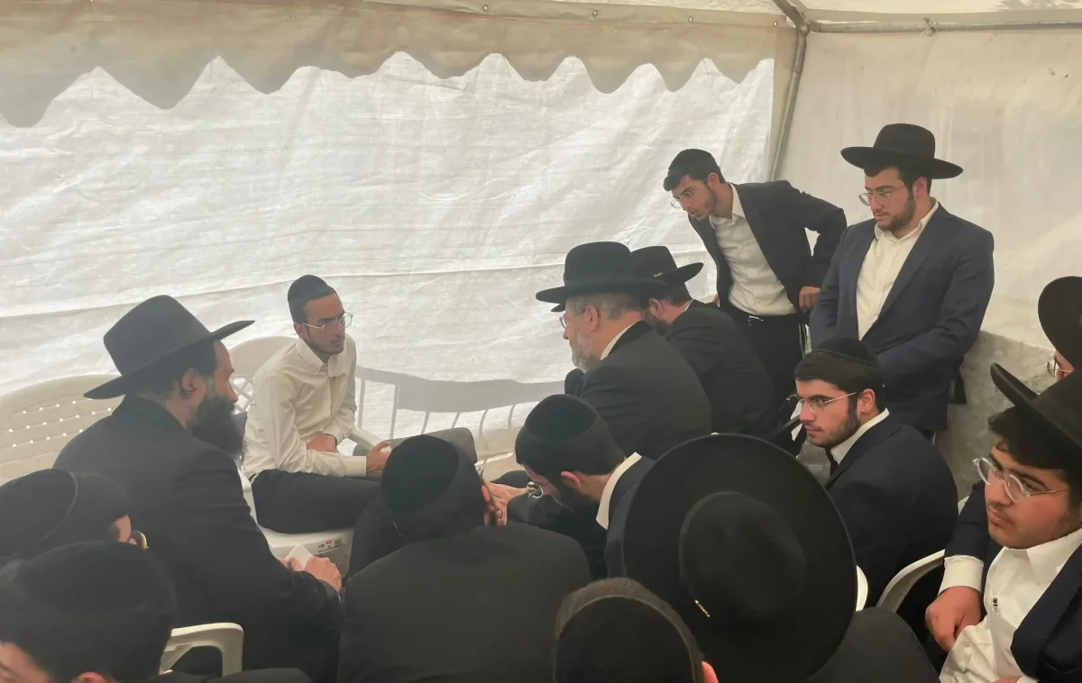 הרב הראשי לישראל ניחם וחיזק את משפחות הנרצחים מאלעד
