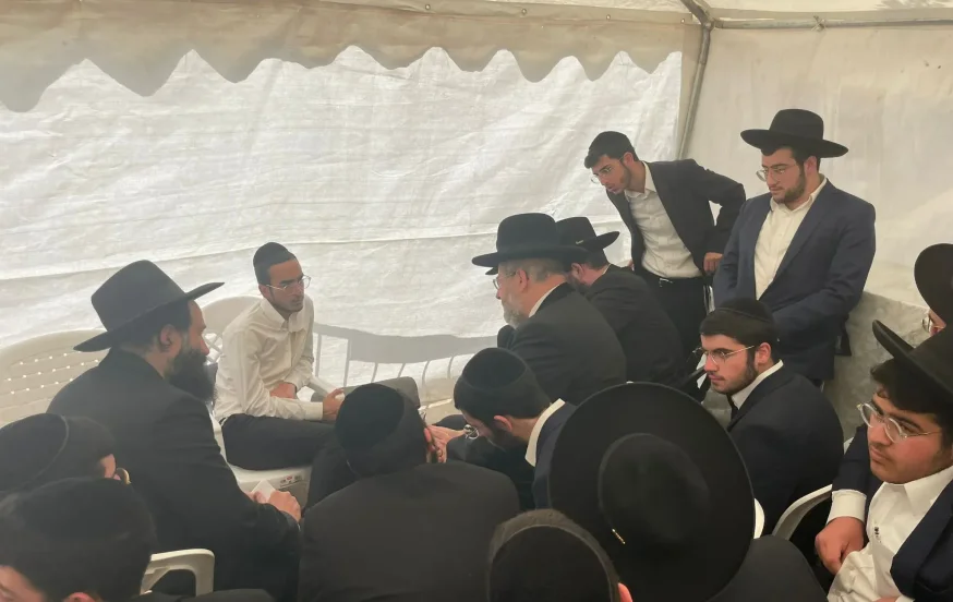 הרב הראשי לישראל ניחם וחיזק את משפחות הנרצחים מאלעד הרב הראשי לישראל ניחם וחיזק את משפחות הנרצחים מאלעד