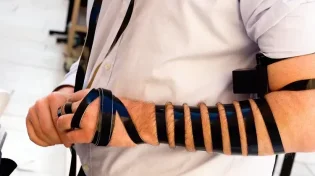 למה מניחים תפילין על היד החלשה?