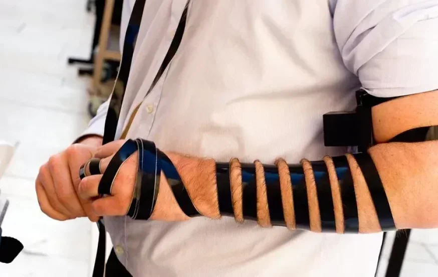 למה מניחים תפילין על היד החלשה? למה מניחים תפילין על היד החלשה?