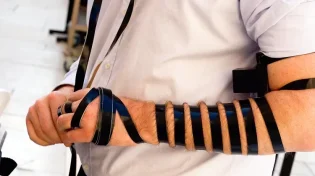 למה מניחים תפילין על היד החלשה?