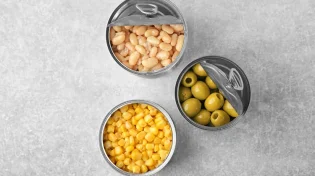 פתיחת קופסת שימורים בשבת: מותר או לא?