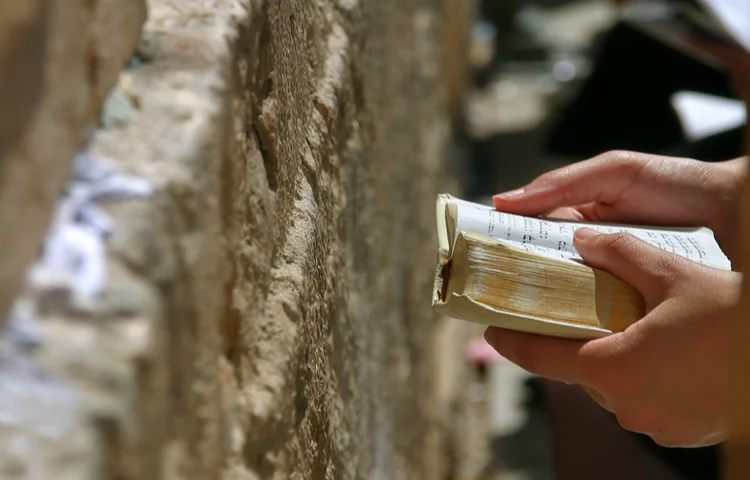 האם מותר לקרוא תהילים בתשעה באב? קריאת תהילים בתשעה באב האם מותר לקרוא תהילים בתשעה באב? קריאת תהילים בתשעה באב