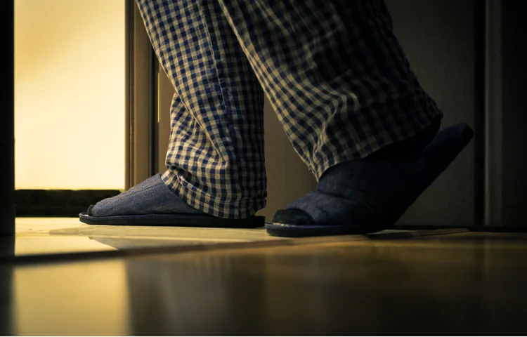 האם מותר להתפלל עם נעלי בית? תפילה עם נעלי בית