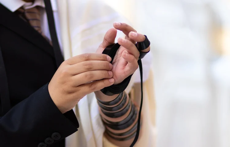 האם מותר להניח תפילין עם שעון? הנחת תפילין עם שעון האם מותר להניח תפילין עם שעון? הנחת תפילין עם שעון