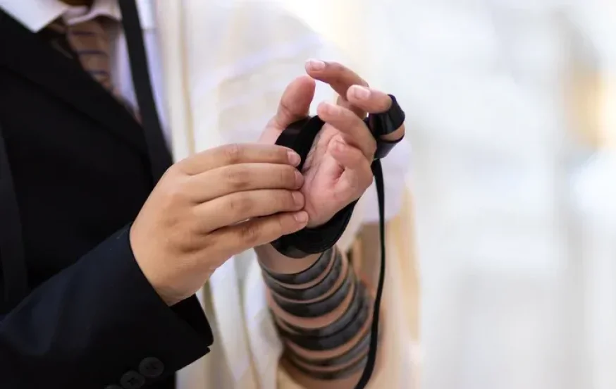 האם מותר להניח תפילין עם שעון? הנחת תפילין עם שעון האם מותר להניח תפילין עם שעון? הנחת תפילין עם שעון