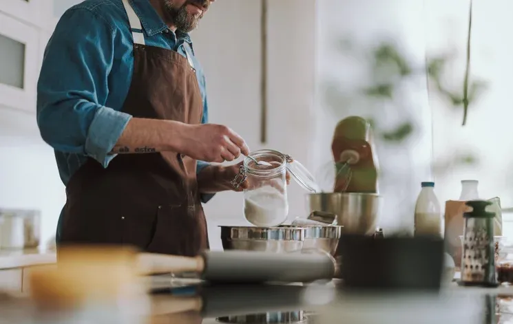 האם מותר לאכול אוכל שבושל בשבת במוצאי שבת? האם מותר לאכול אוכל שבושל בשבת במוצאי שבת?