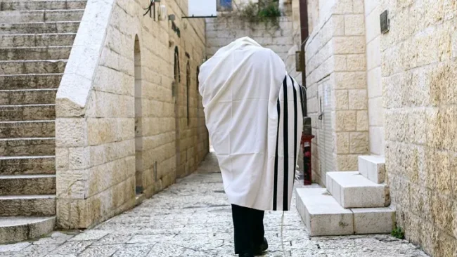 נוהגים להתעטף בטלית בשבת: האם מותר לקפל אותה?