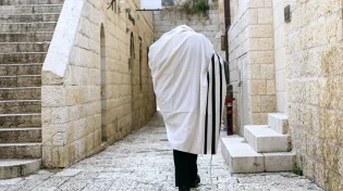 נוהגים להתעטף בטלית בשבת: האם מותר לקפל אותה?