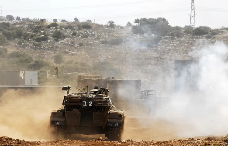 חייל צה"ל בוכה בהתרגשות ובגאווה לקראת המלחמה על עם ישראל חייל צה"ל בוכה בהתרגשות ובגאווה לקראת המלחמה על עם ישראל