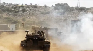 חייל צה"ל בוכה בהתרגשות ובגאווה: "מי יודע מה מצפה לנו שם"