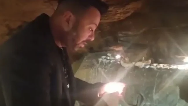 הזמר ליאור נרקיס נכנס למערת הרשב"י והדליק נר