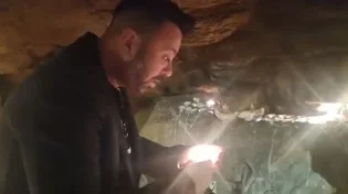 הזמר ליאור נרקיס נכנס למערת הרשב"י והדליק נר