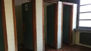 מפחיד: ילד בן 9 ניגש לשירותים בבית הספר וזה מה שהוא רואה