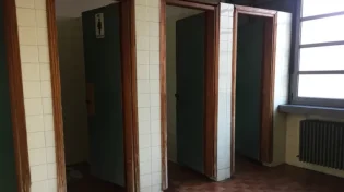 מפחיד: ילד בן 9 ניגש לשירותים בבית הספר וזה מה שהוא רואה