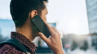 מתקשר לאשתך והיא לא עונה. מה יש לרב שניר להגיד בנושא?
