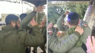 ככה עושים את זה: חיילי גולני מכניסים ספר תורה