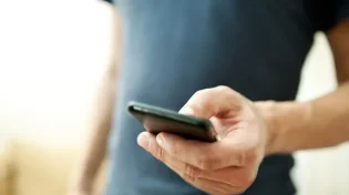 היסח הדעת: האם מותר להתפלל מהפלאפון?