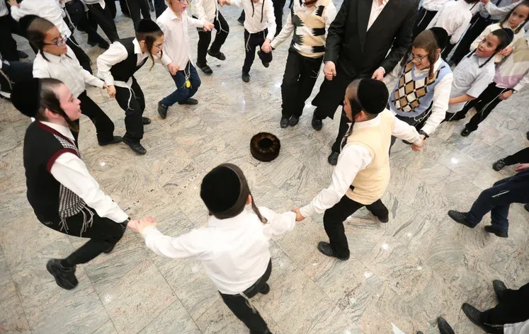 האם מותר לבנות להשתתף בשירי שבת? שירת נשים בשולחן שבת