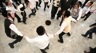 לשיר בשולחן שבת - גם לבנות מותר?