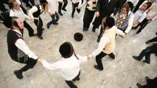 לשיר בשולחן שבת - גם לבנות מותר?