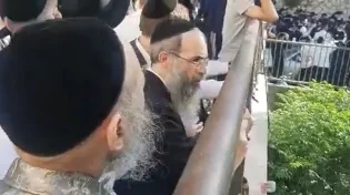 הרב דב קוק במסע הלוויה של הרב אורי זוהר זצ"ל