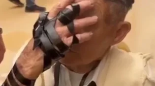 מרגש: ניצול שואה מניח תפילין בפעם הראשונה בחייו בכותל 