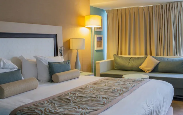 הדלקת נרות שבת בבית מלון: איך מדליקים נרות שבת בבית מלון?