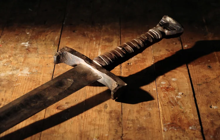 "חלמה את אביה עם חרב שלופה על גרונו": האישה שסיכנה את משפחתה "חלמה את אביה עם חרב שלופה על גרונו": האישה שסיכנה את משפחתה